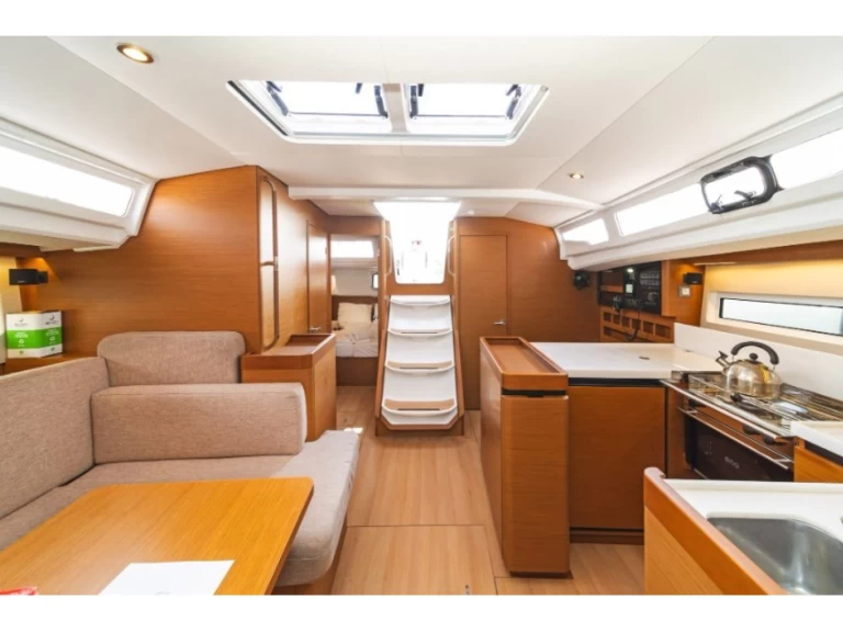 Pronajmout si Jeanneau Sun Odyssey 440 v Nea Peramos