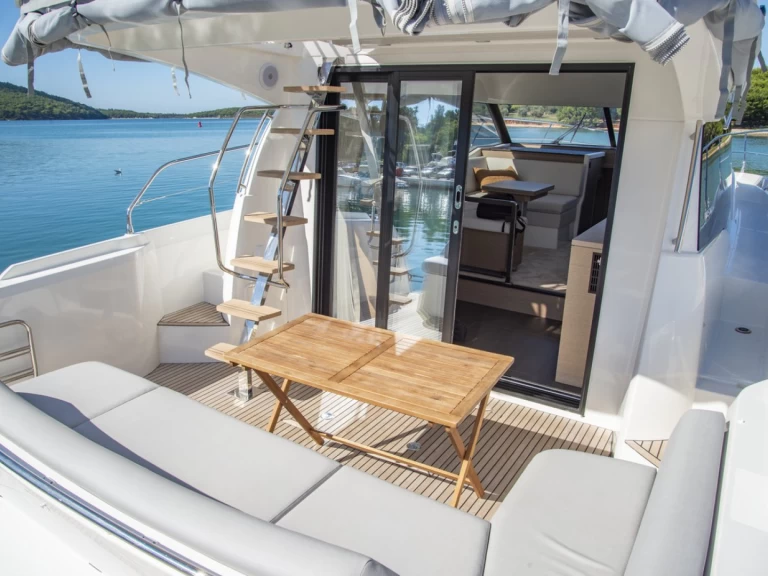 Pronajmout si Jeanneau Prestige 420 Fly - 2 cab. v Pula