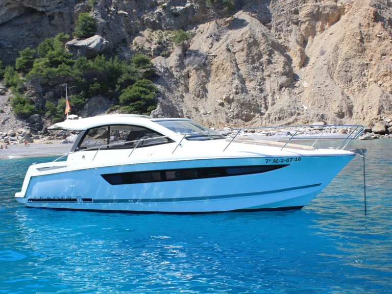 Pronájem Motorová loď Jeanneau s licencí