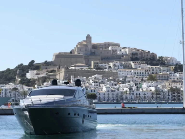 Pershing Pershing 62 jednotlivci a charterové společnosti v Ibiza Town