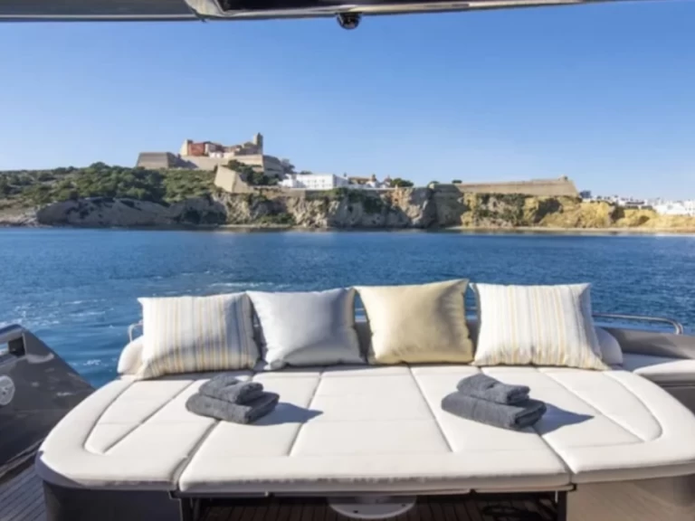 Pronajmout si Pershing Pershing 62 v Ibiza Town