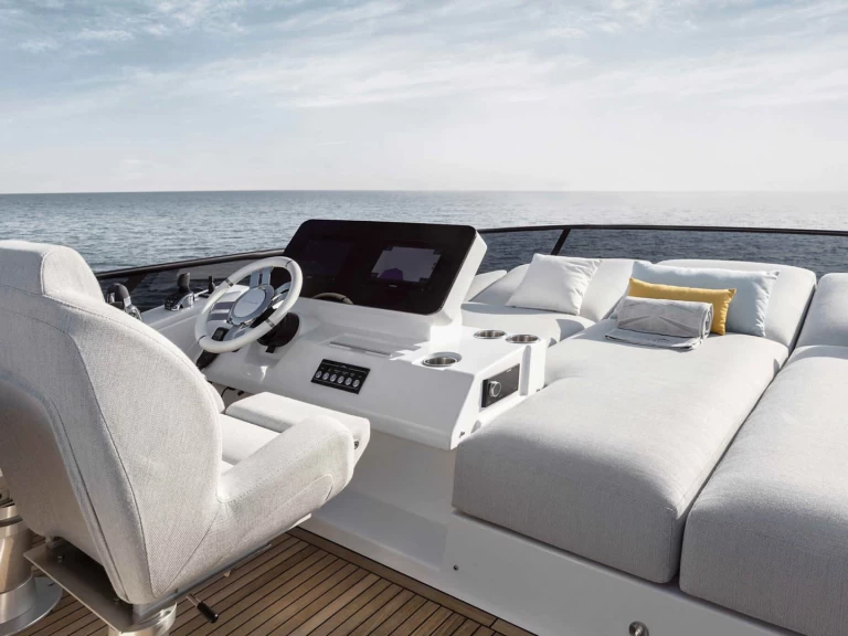 Azimut Azimut 53 Fly jednotlivci a charterové společnosti v Polignano a Mare