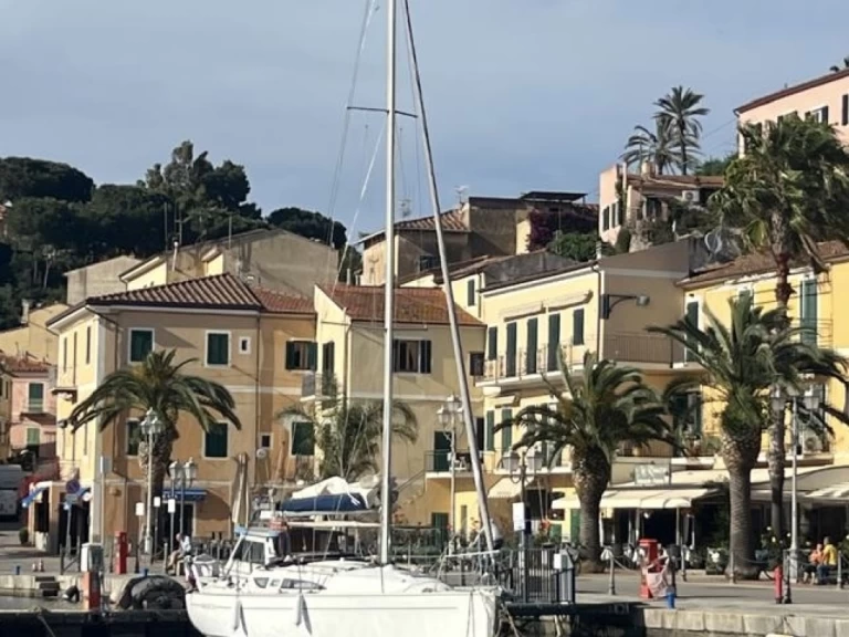 Jeanneau Sun Fast 32i jednotlivci a charterové společnosti v Santa-Maria-Poggio