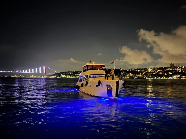 Pronajmout si  Motoryacht v İstanbul