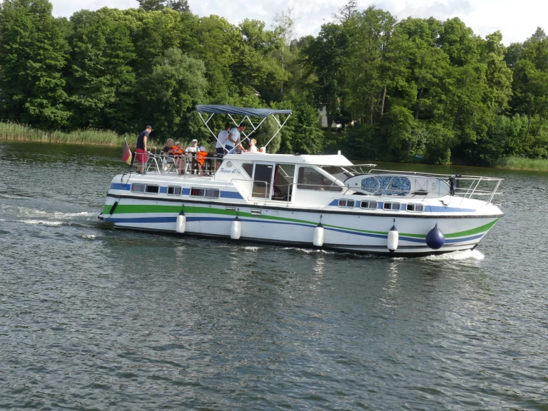 Pronajmout Motorová loď se skipperem či ne  v Lübz