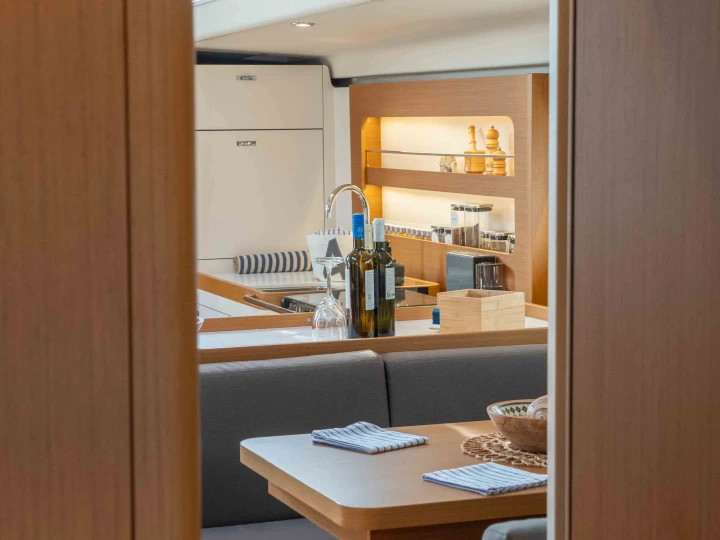 Pronájem lodi Lavrio lákavé ceny First Yacht 53