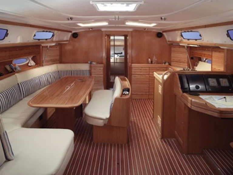 Pronájem lodi Nikiána lákavé ceny Bavaria 50