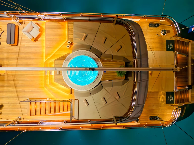  Luxury Motor Sailer M jednotlivci a charterové společnosti v Split