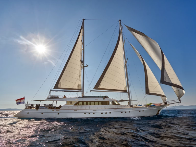 Pronajmout si  Luxury motor sailer v Split