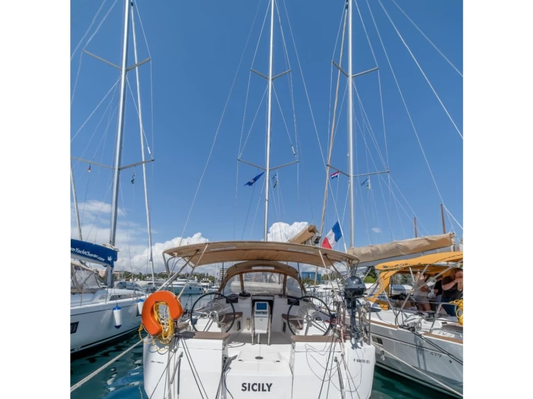 Pronájem lodi Alimos lákavé ceny Sun Odyssey 449