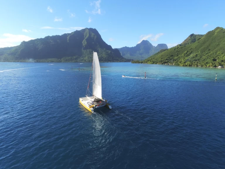 Pronajmout Katamarán se skipperem či ne Outremer v Fare