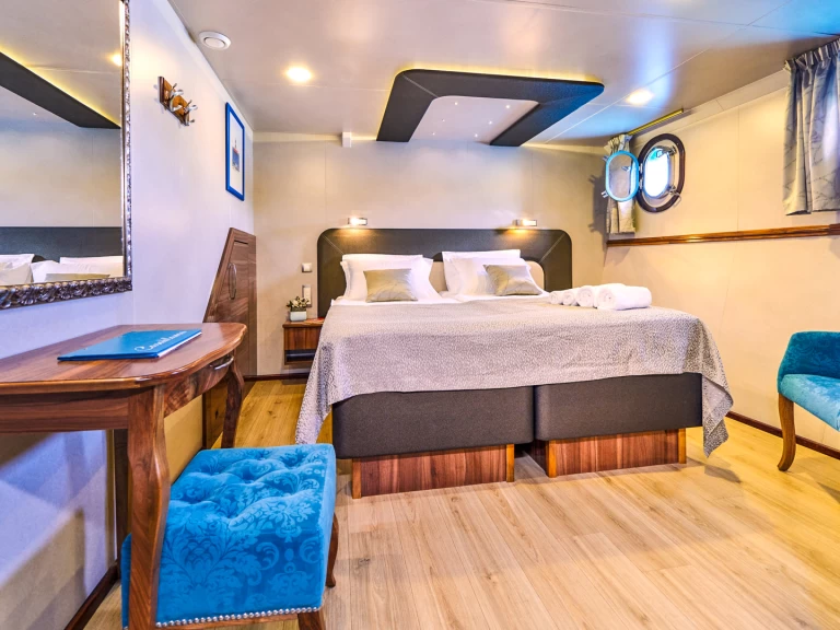 Pronajmout Jachta se skipperem či ne  v Trogir