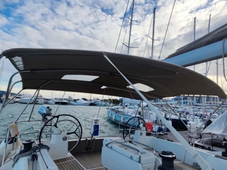 Pronajmout si Jeanneau Sun Odyssey 519 v Lefkáda
