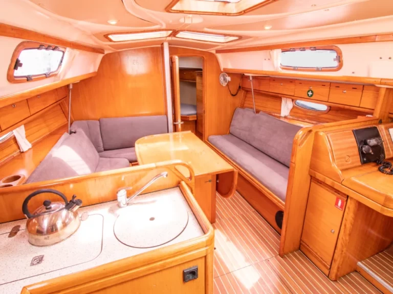 Pronajmout Plachetnice se skipperem či ne Bavaria v Nikiána