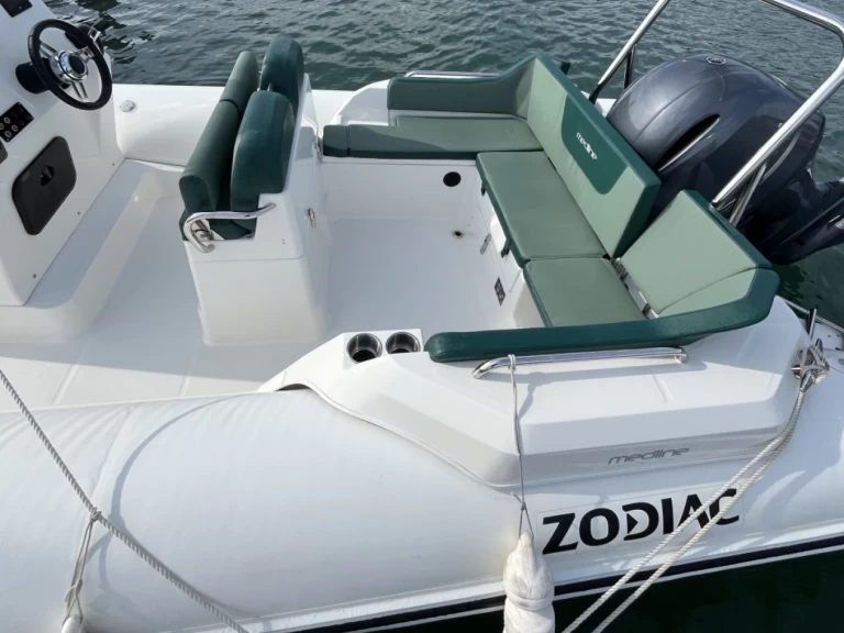 Pronajmout Polotuhá loď se skipperem či ne Zodiac v La Trinité-sur-Mer