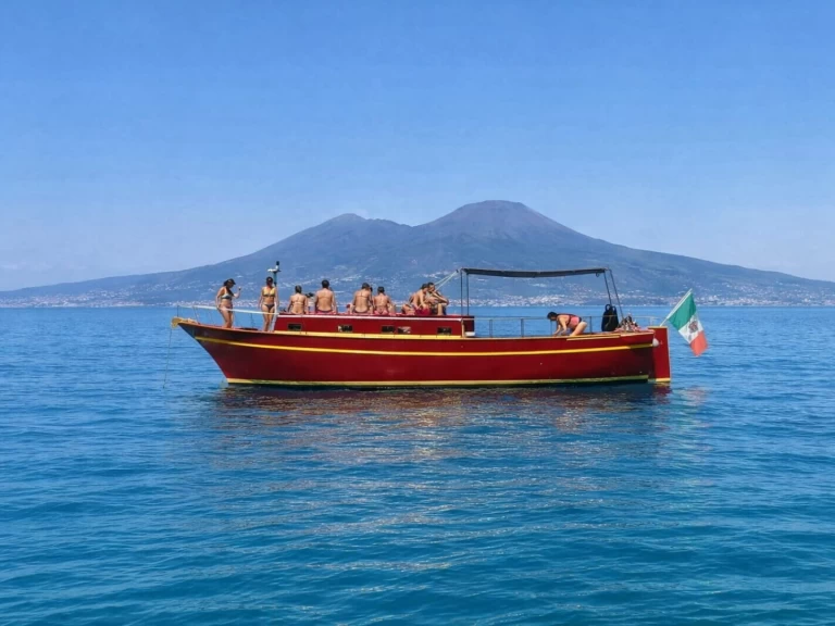 Motorová loď k pronájmu v Porto di Torre del Greco za nejlepší cenu