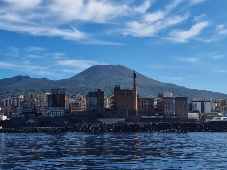 Gozzo gozzo torrese jednotlivci a charterové společnosti v Porto di Torre del Greco