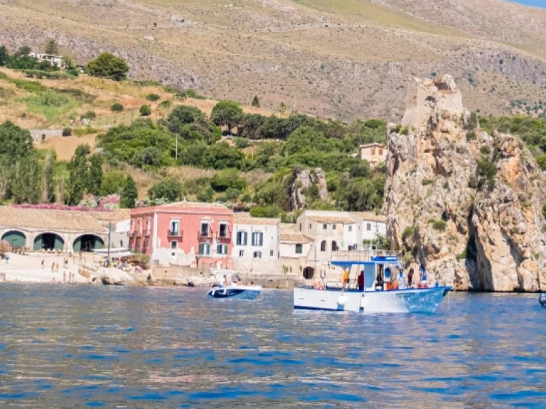 Gozzo Siciliano jednotlivci a charterové společnosti v Castellammare del Golfo
