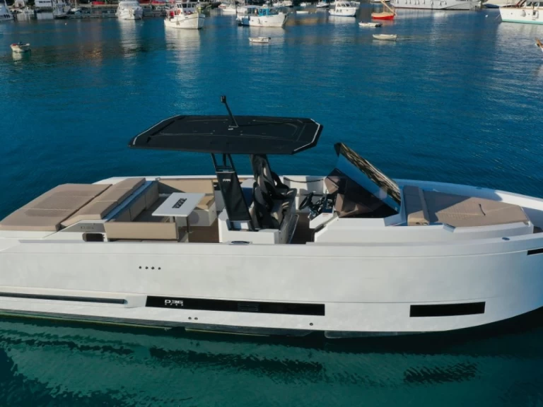 Pronájem Motorová loď De Antonio s licencí