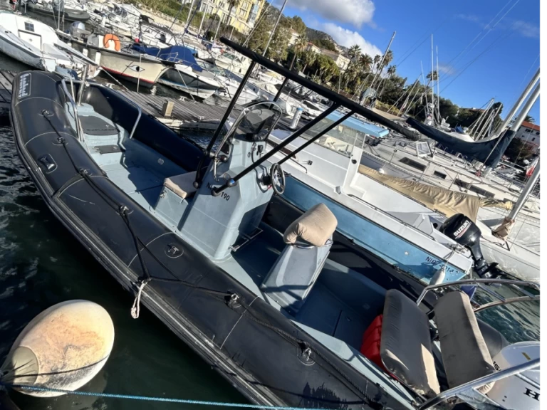 Pronájem Polotuhá loď Zodiac s licencí