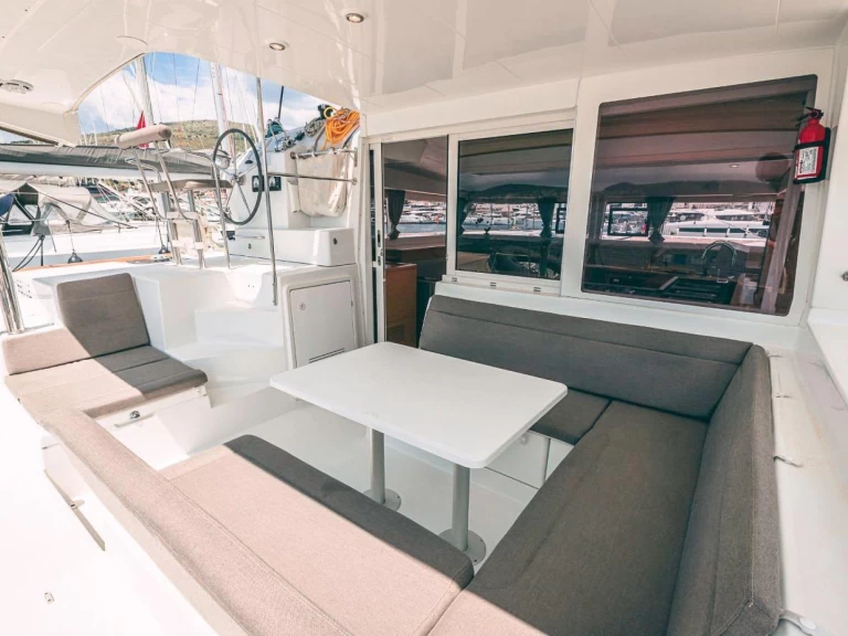 Pronájem lodi Ta' Xbiex lákavé ceny Lagoon 40