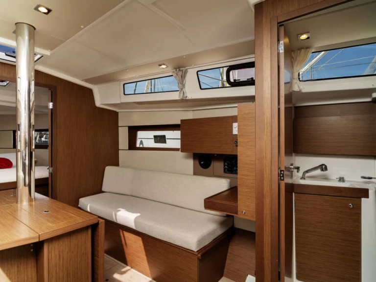 Pronajmout si Bénéteau Oceanis 38 v Olbia