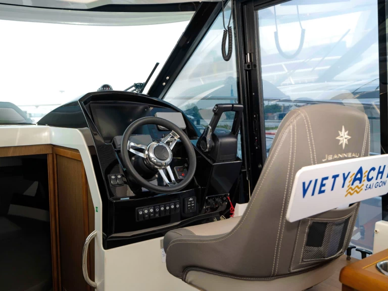 Pronájem Motorová loď v Phường Hiệp Bình Chánh -Jeanneau Merry Fisher 895