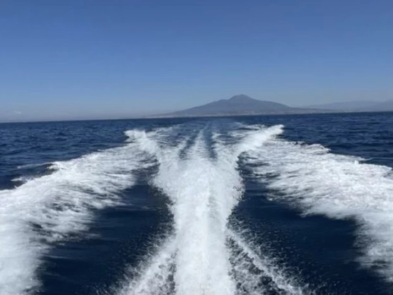 Rio Rio 680 Cabin jednotlivci a charterové společnosti v Torre Annunziata