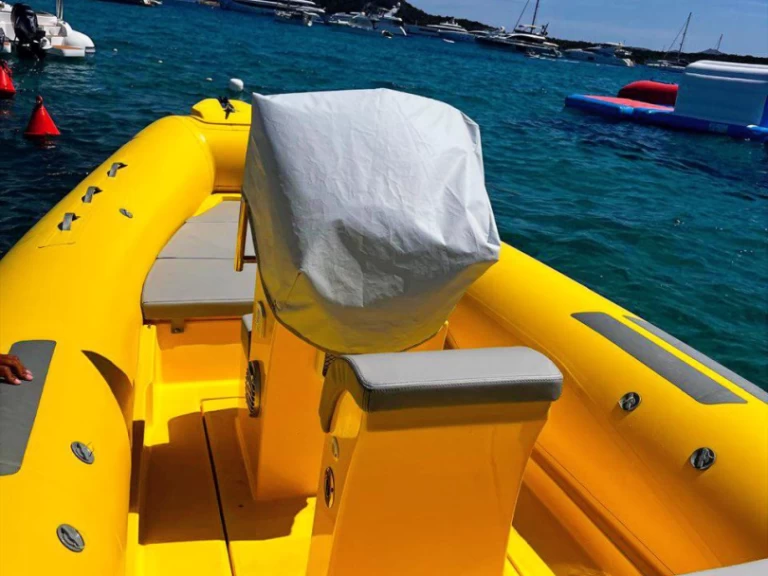 Polotuhá loď k pronájmu v Arzachena za nejlepší cenu