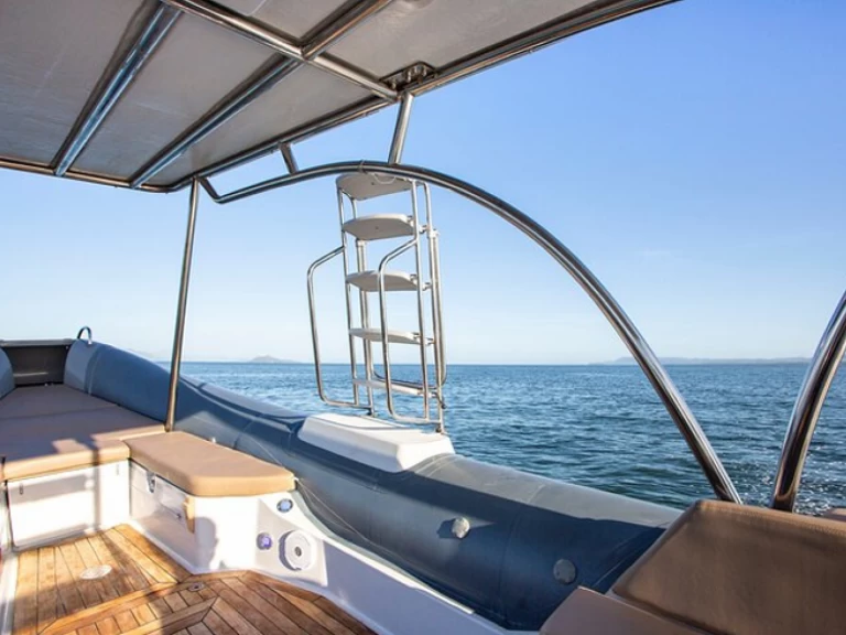 Pronajmout Polotuhá loď se skipperem či ne Zodiac v Coco Bay