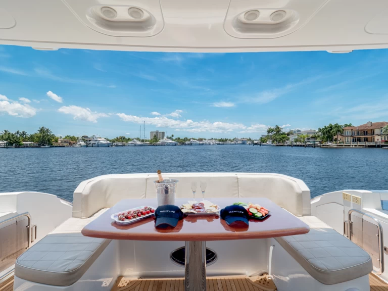 Azimut 64 Flybridge jednotlivci a charterové společnosti v Fort Lauderdale