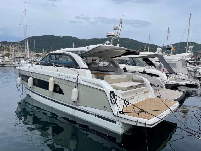 Pronájem lodi Jeanneau Leader 40 v Cavalaire-sur-Mer na Samboatu