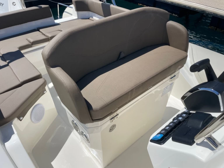 Pronájem Polotuhá loď Joker Boat s licencí