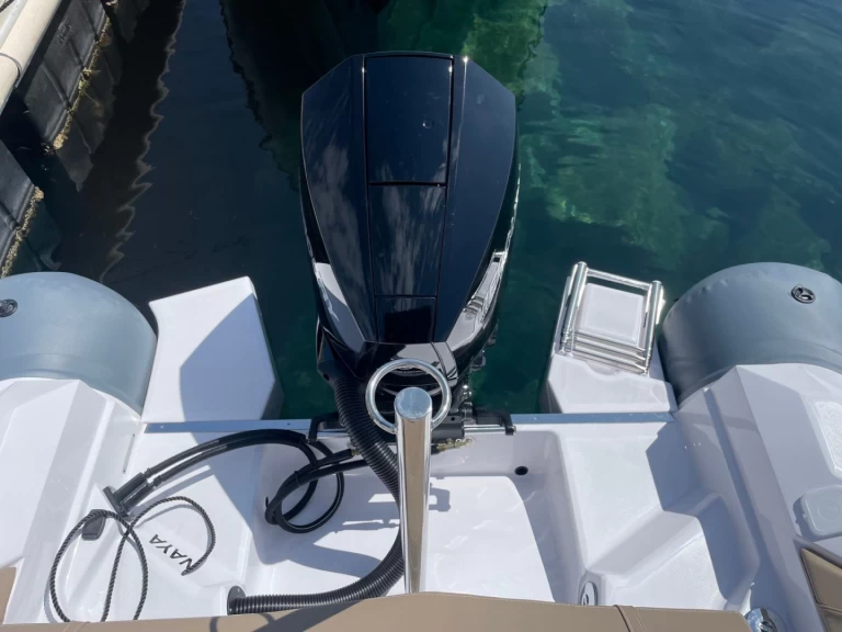 Polotuhá loď k pronájmu v Cavalaire-sur-Mer za nejlepší cenu