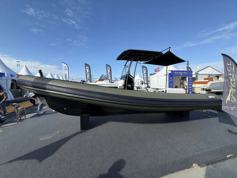 Polotuhá loď k pronájmu v Combrit za nejlepší cenu