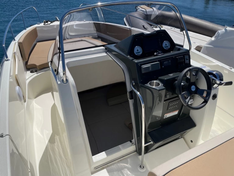 Pronájem Motorová loď Quicksilver s licencí