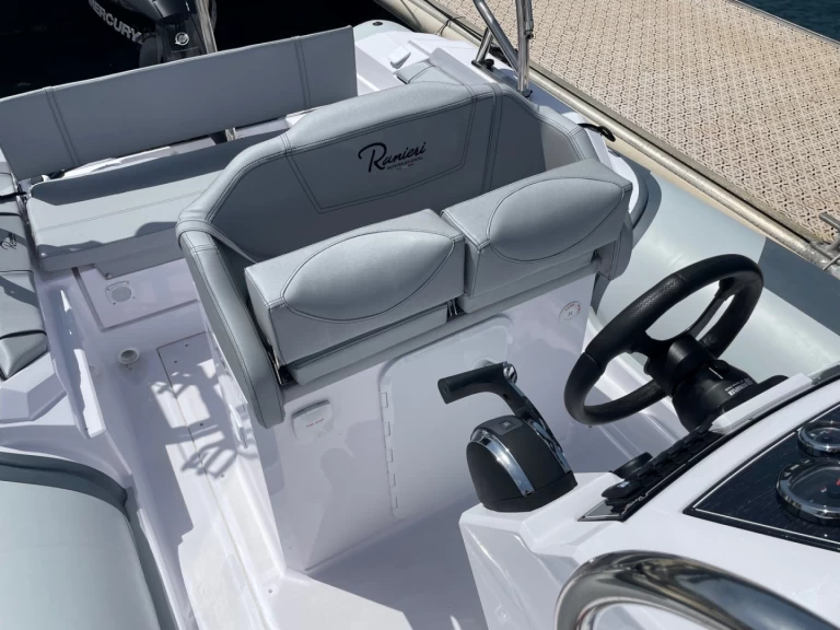 Polotuhá loď k pronájmu v Cavalaire-sur-Mer za nejlepší cenu