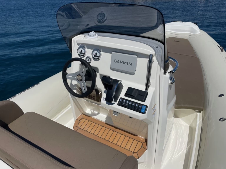 Joker Boat Clubman 24 jednotlivci a charterové společnosti v Cavalaire-sur-Mer