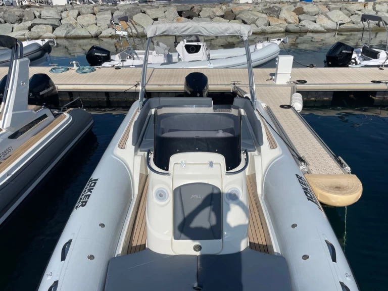 Joker Boat Clubman 24 jednotlivci a charterové společnosti v Cavalaire-sur-Mer