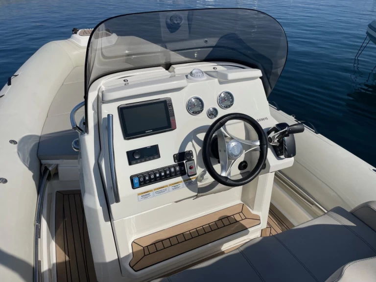 Polotuhá loď k pronájmu v Cavalaire-sur-Mer za nejlepší cenu