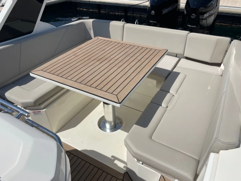 Polotuhá loď k pronájmu v Cavalaire-sur-Mer za nejlepší cenu