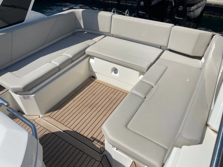 Joker Boat Clubman 30 jednotlivci a charterové společnosti v Cavalaire-sur-Mer