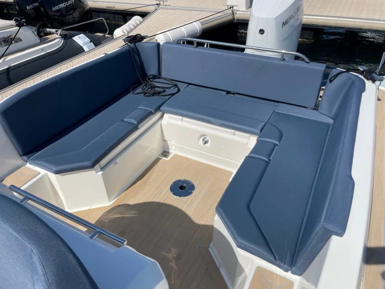 Pronájem Polotuhá loď Joker Boat s licencí