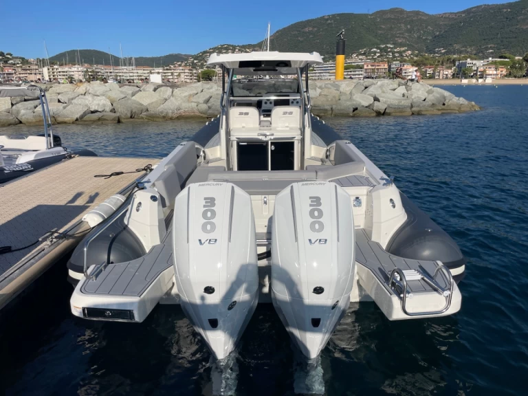 Joker Boat clubman 35 jednotlivci a charterové společnosti v Cavalaire-sur-Mer