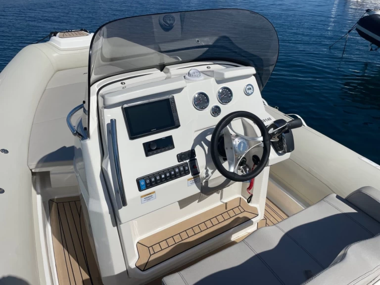 Pronájem Polotuhá loď Joker Boat s licencí