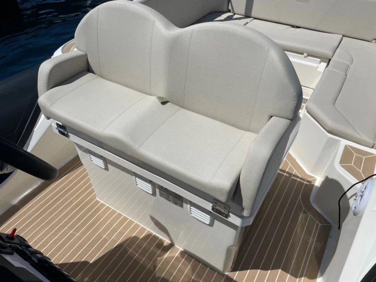 Polotuhá loď k pronájmu v Cavalaire-sur-Mer za nejlepší cenu