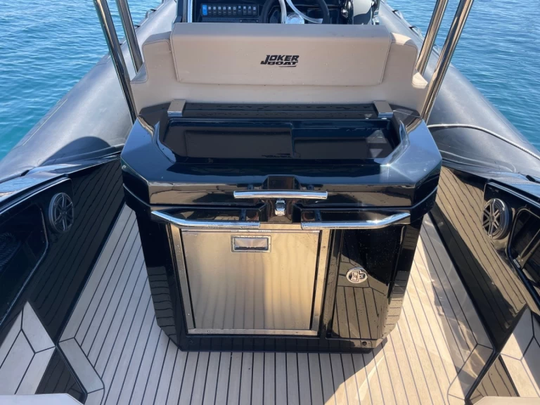 Polotuhá loď k pronájmu v Cavalaire-sur-Mer za nejlepší cenu