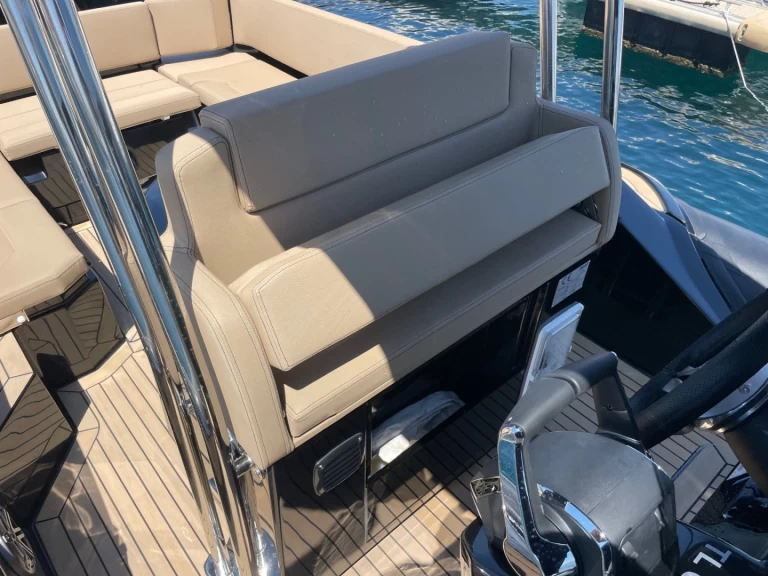 Joker Boat Clubman 30 jednotlivci a charterové společnosti v Cavalaire-sur-Mer