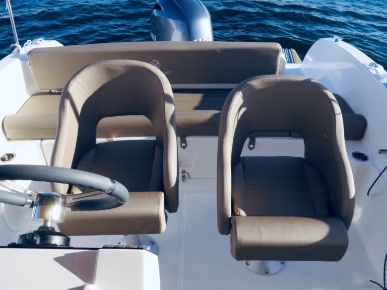 Pronájem lodi Combrit lákavé ceny Pacific Craft 670 Open