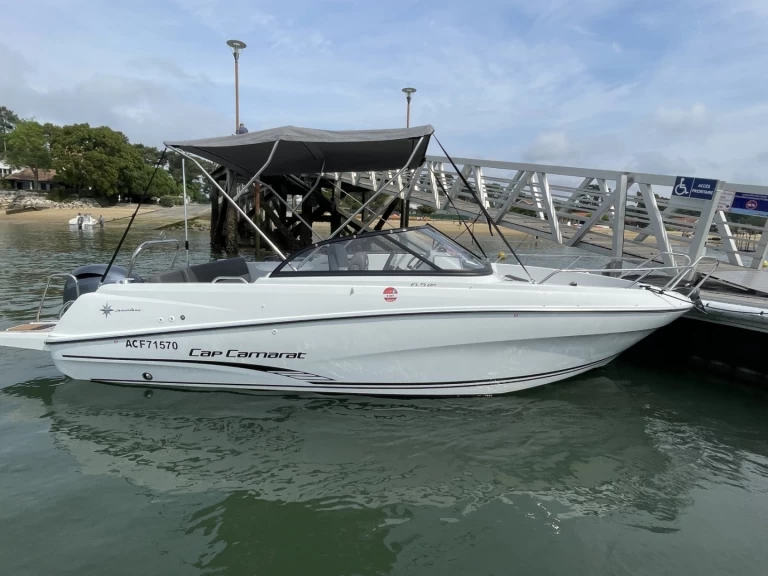 Pronajmout si Jeanneau Cap Camarat 6.5 BR Serie 2 v Grand Piquey